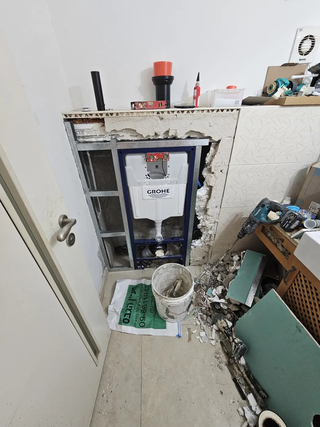 ניאגרה סמויה GROHE חדשה מותקנת במסגרת עם פרופילי מתכת