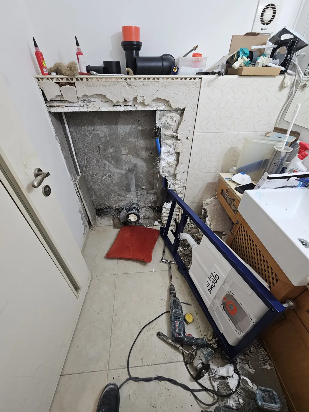 קיר נקי אחרי פירוק ניאגרה ישנה ומערכת GROHE חדשה מוכנה להתקנה