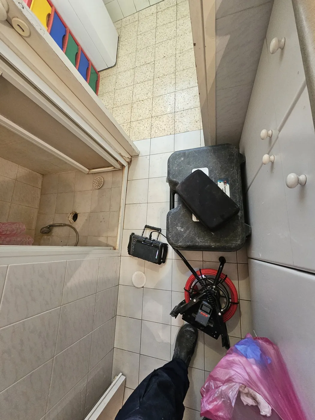 מצלמת צנרת ומסך בדיקה בחדר רחצה ישן