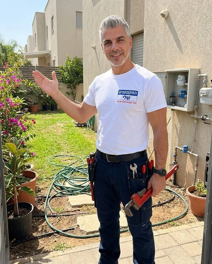 אינסטלטור של המקצוענים שלי ליד ארון שעון המים בגינה, לפני בידוד הקו החשוד