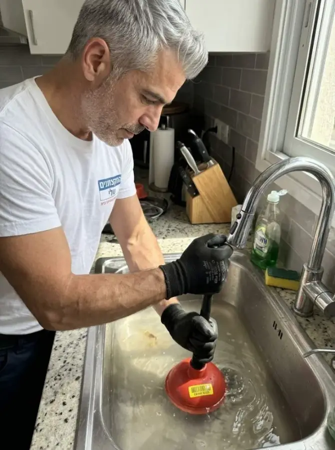 פתיחת סתימה בכיור המטבח עם פומפה