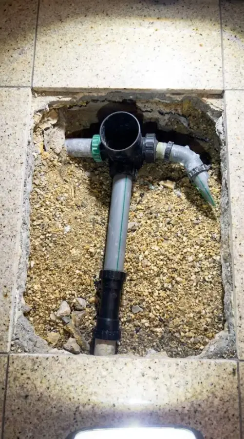 רצפה פתוחה לתיקון צינור מתחת לריצוף