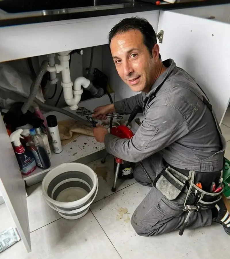 שחרור סתימה קשה מתחת לכיור עם מכונת ספירלה