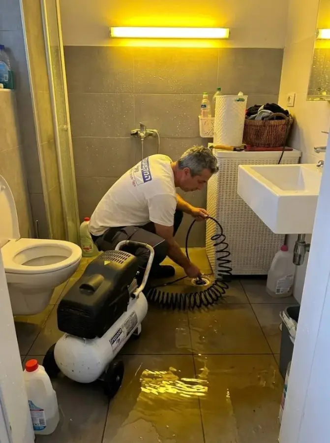 שאיבת מים והצפה בחדר רחצה