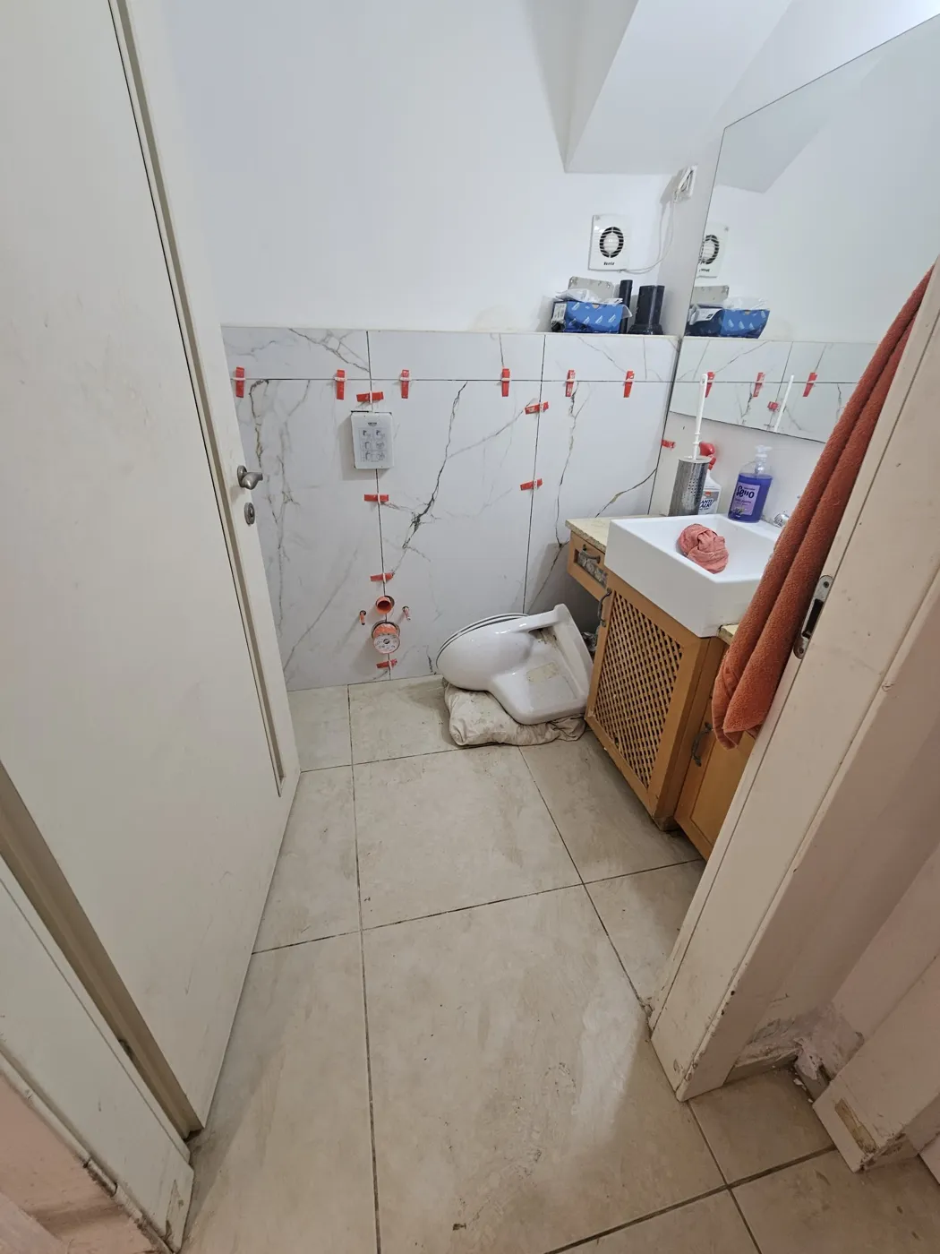 קיר מרוצף לפני תליית אסלה תלויה