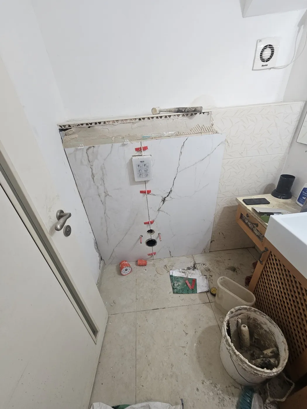 ריצוף קיר הניאגרה עם קליפסים לפילוס אריחים