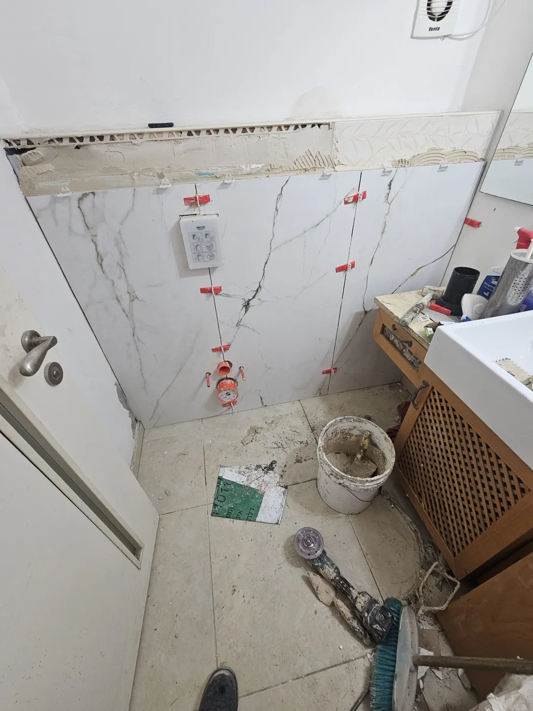 קיר הניאגרה כמעט מרוצף, פתח הלחצן פתוח