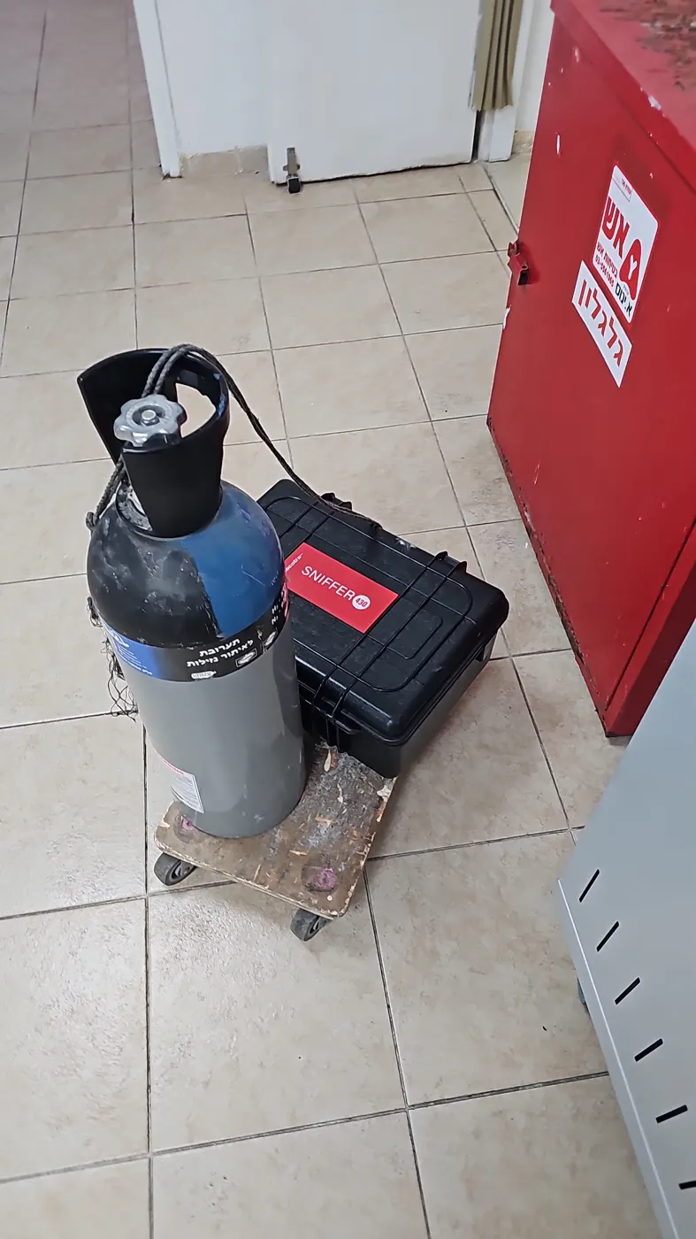 בלון גז עוקב לאיתור נזילות ומזוודת גלאי הגז