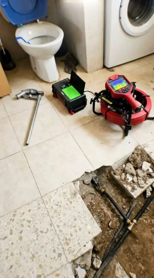 ציוד איתור נזילות ליד רצפה שנפתחה בנקודה המדויקת