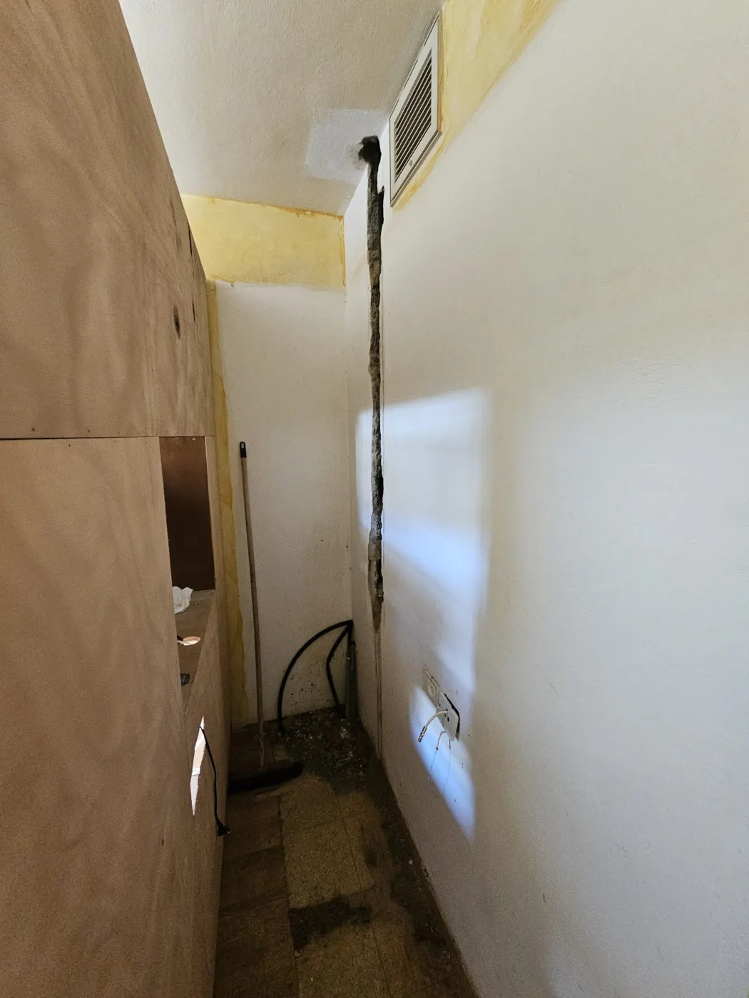 חריץ בקיר המסדרון להעברת צינור מים חדש
