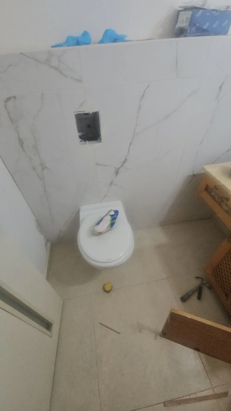 אסלה תלויה מותקנת לפני התקנת לחצן ההפעלה